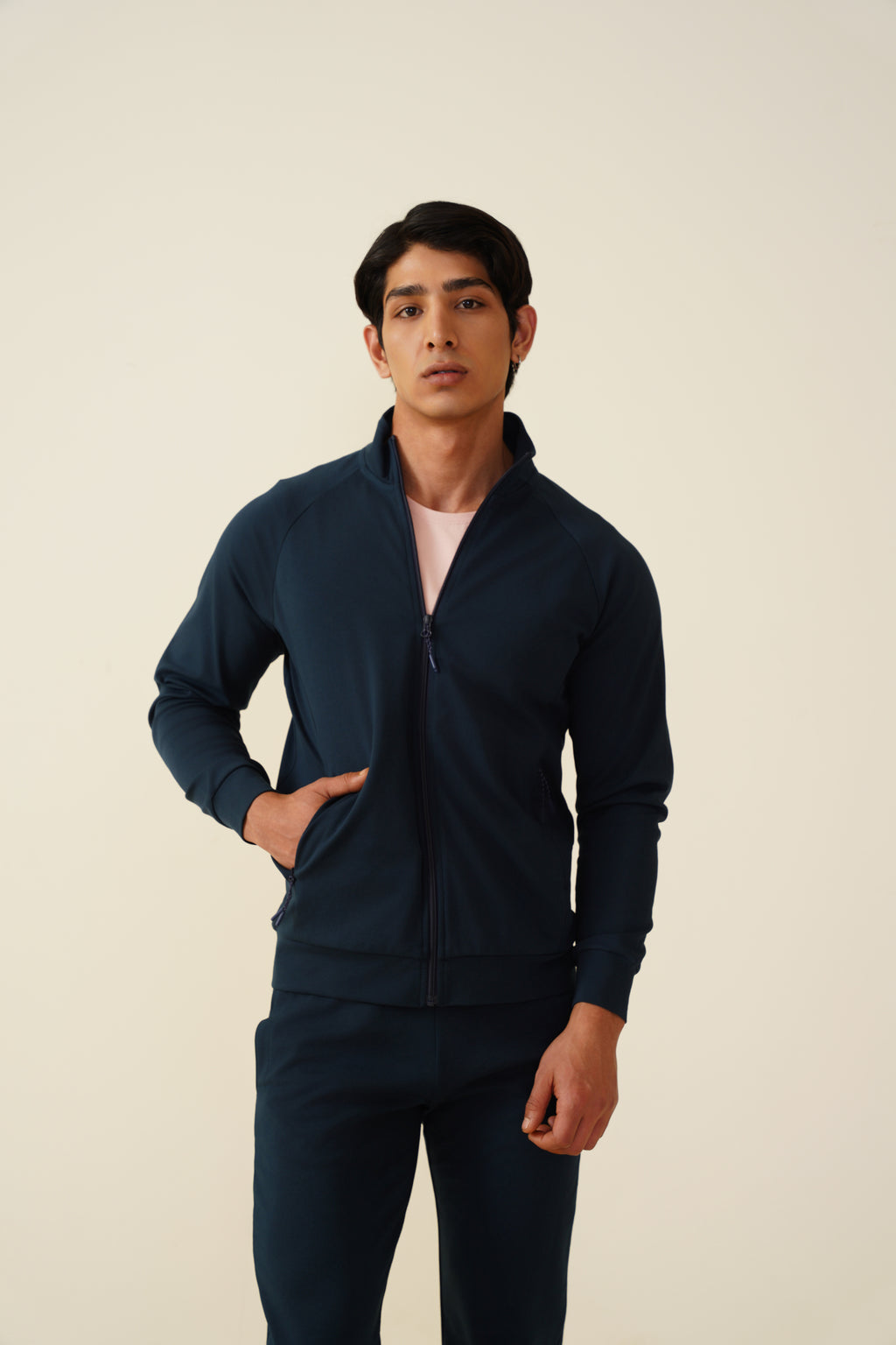 All-Weather Zipper – Adaptive Comfort for Every Climate
