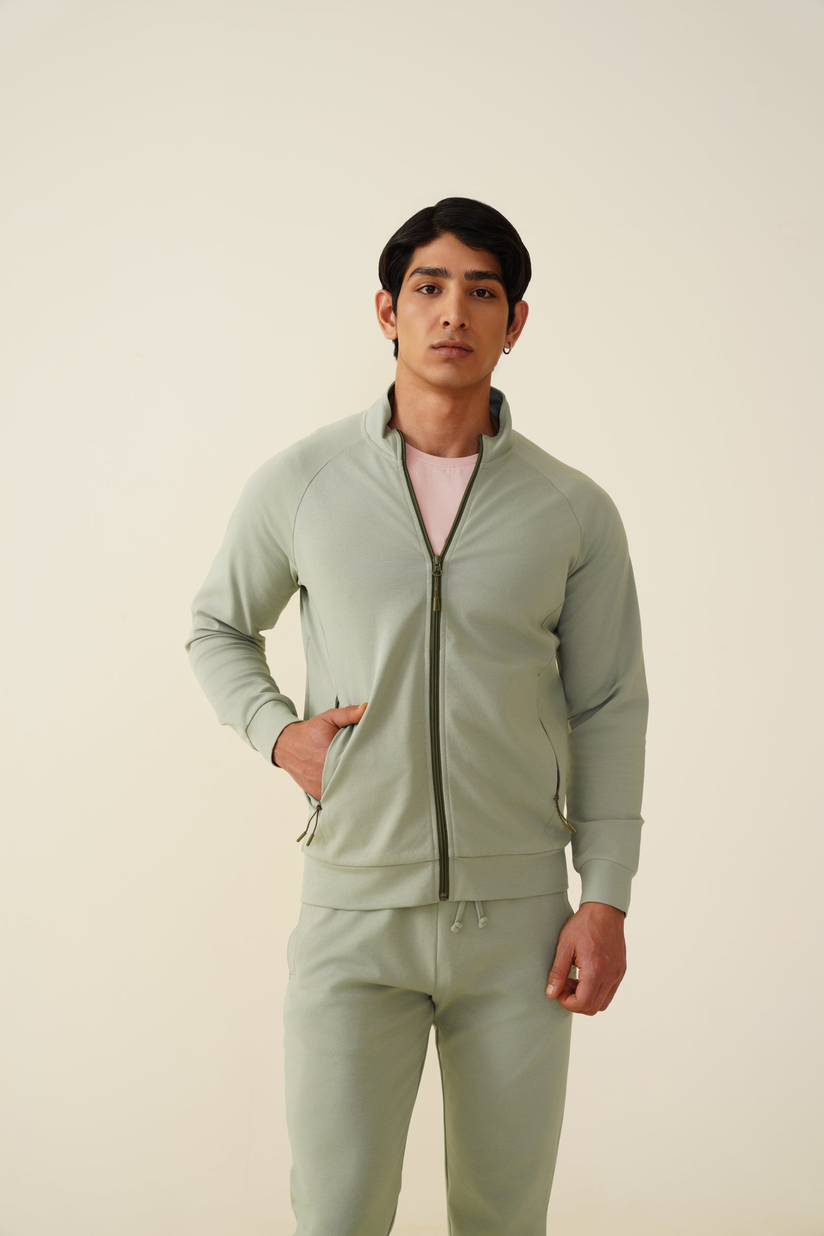 All-Weather Zipper – Adaptive Comfort for Every Climate