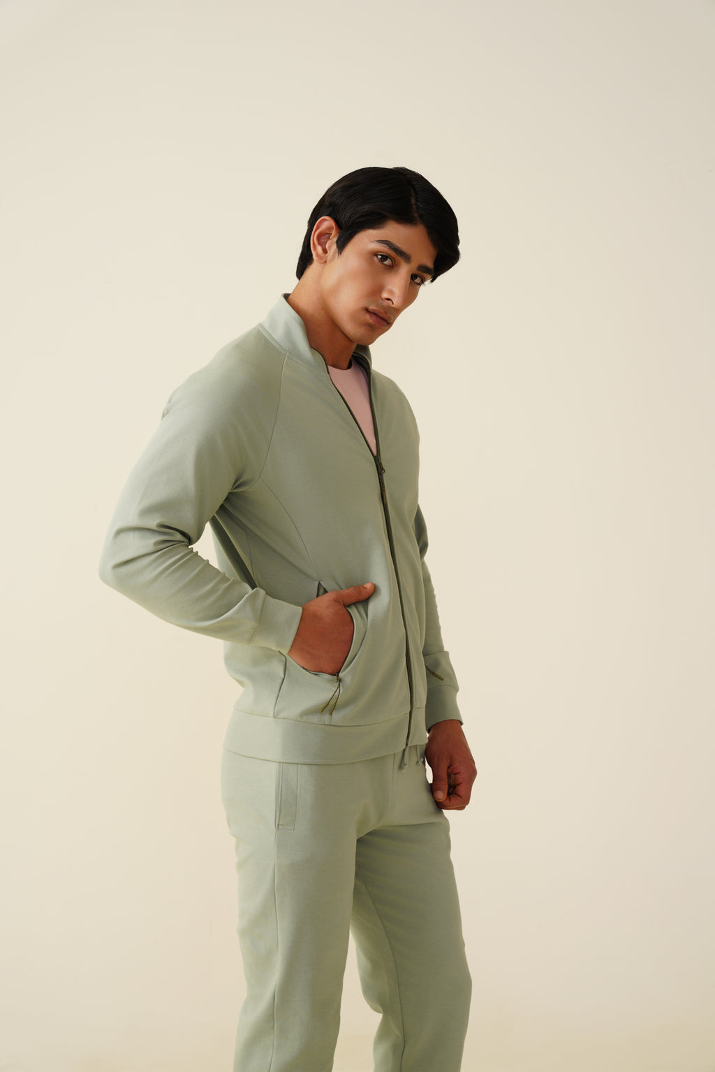 All-Weather Zipper – Adaptive Comfort for Every Climate