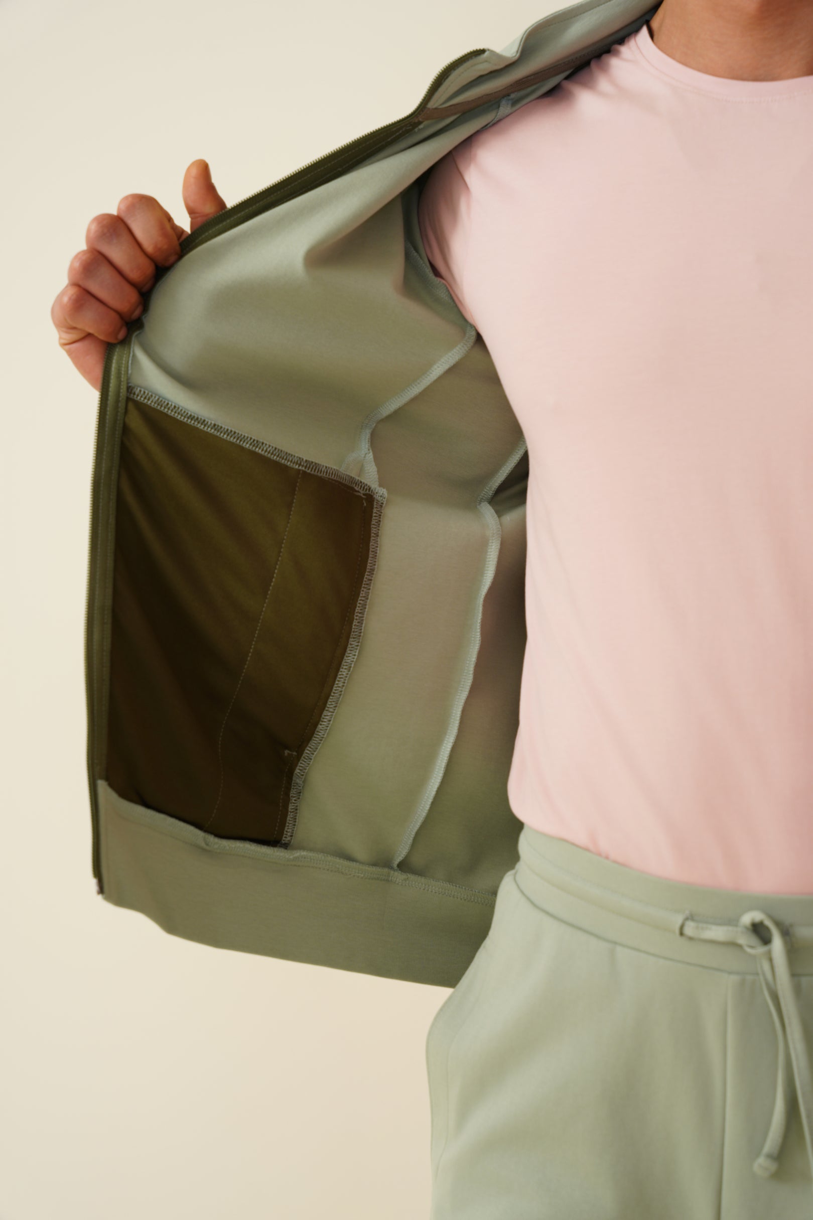 All-Weather Zipper – Adaptive Comfort for Every Climate