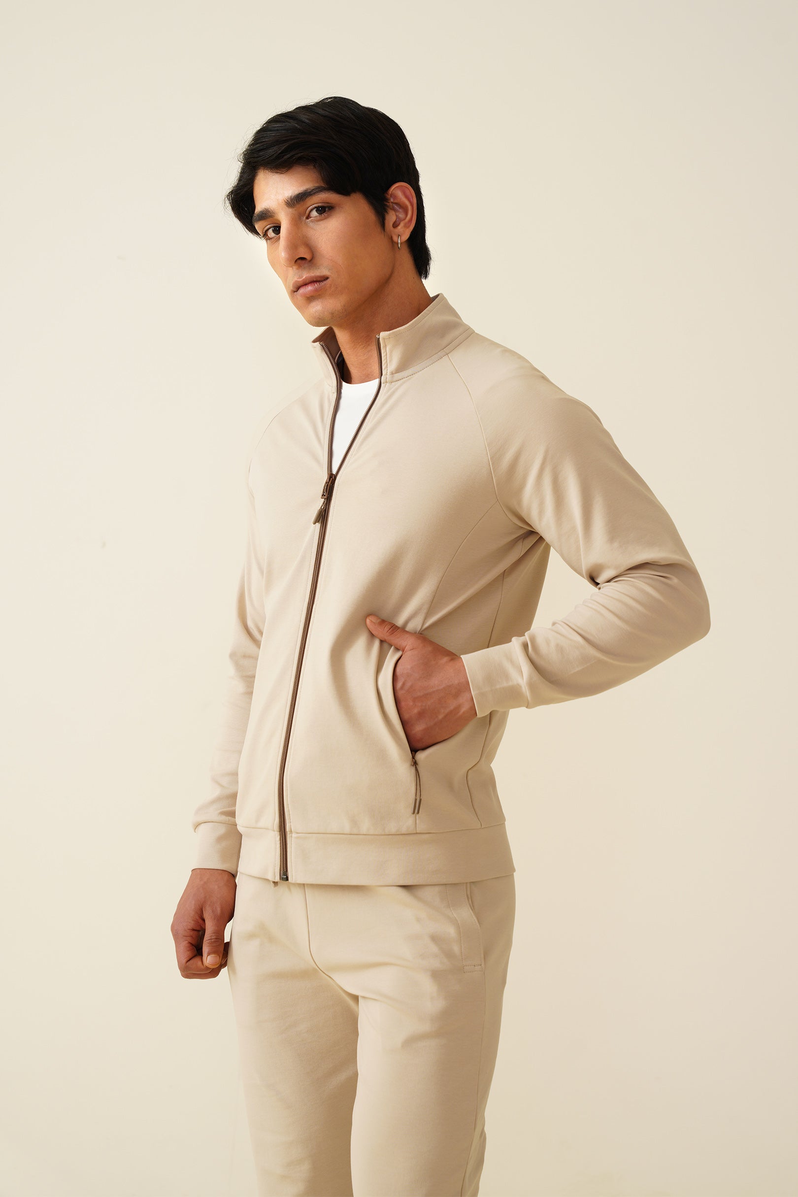 All-Weather Zipper – Adaptive Comfort for Every Climate