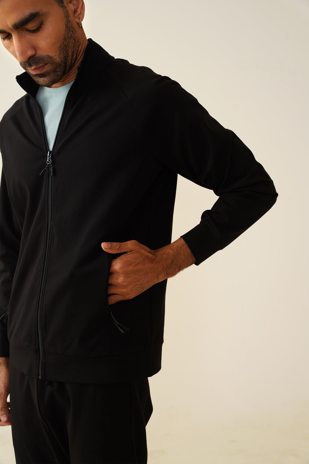 All-Weather Zipper – Adaptive Comfort for Every Climate